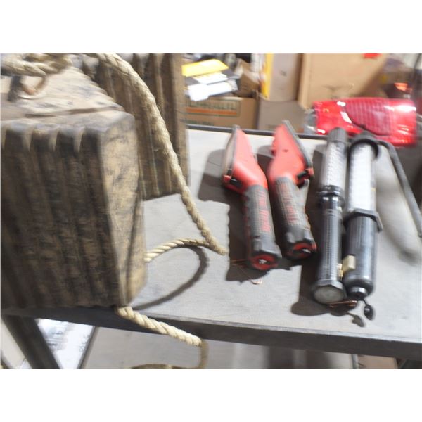 2 Wheel Caulks & 4 Small Job Lights