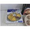 Image 2 : Pie Divider, Microwave Muffin Pan, White Porcelain 3 Tier Serving Stand