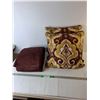 Image 1 : (2) Throw Pillows & Throw Blanket
