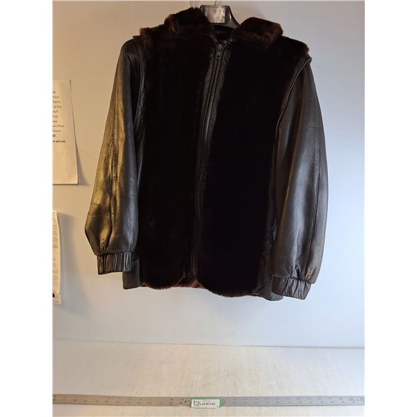 *Ladies Brown Leather And Fur Coat (Apx Size M/L) Satin Lined