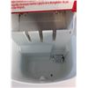 Image 3 : Frigidaire Ice Maker (Powers On)