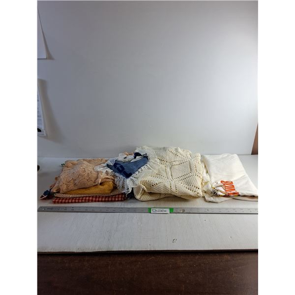 (7) Table Clothes/ Table Runners/ Pillow/ T-Shirt