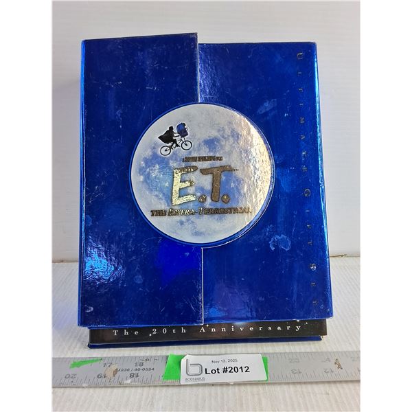 "E.T. The Extra -Terrestrial" - Steven Spielberg - 20th Anniversary VHS/ Hardcover Book Set