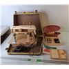 Image 1 : Singer Sewing Machine- Powers On, Case & Accessories- Pickup Preferred
