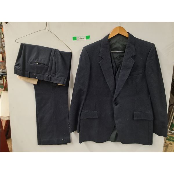 *Leisman Pure Wool Man's Suit - Jacket, Vest, Pants - Size M to L