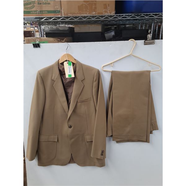 *Paula Conli Mens Suit - Jacket, Vest, Pants - Size 42 - 36, Tall Grande