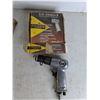 Image 3 : Orbital Jitterbug Air Sander, Air Hammer With 4-Peice Chisel Set