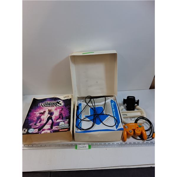 Nintendo Lot: Wii Dance Revolution 3, Gamecube Controller, Wii Steering Wheel, Cell Phone Holder