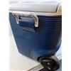 Image 5 : * Rubbermaid Two Lid Cooler on Wheels - 17" x 16" x 27" - CANNOT SHIP