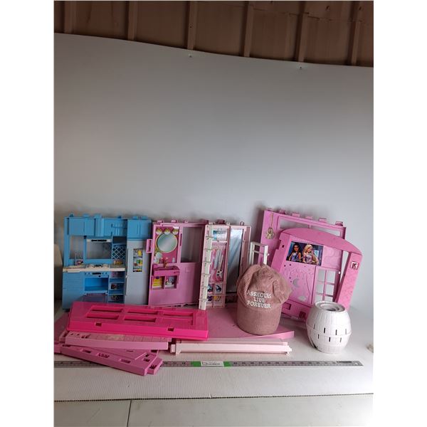 Barbie House (as is), Hat