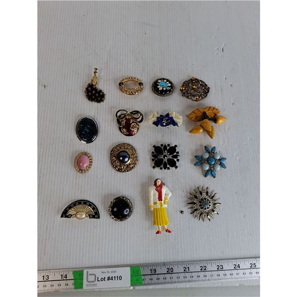 Various Costume Brooches (16) - As Is