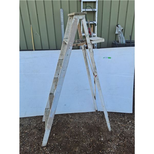 ** 6ft Wooden Step Ladder, Cannot Ship