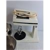 Image 3 : Vintage General Electric Mixer - Powers On, As Is