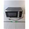 Image 1 : Hamilton Beach Microwave- Powers On