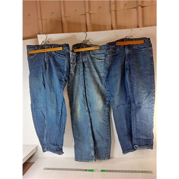 Women's Jeans- Wrangler 30 x 30, Guess 34x 32, Bootlegger 34W 32L,