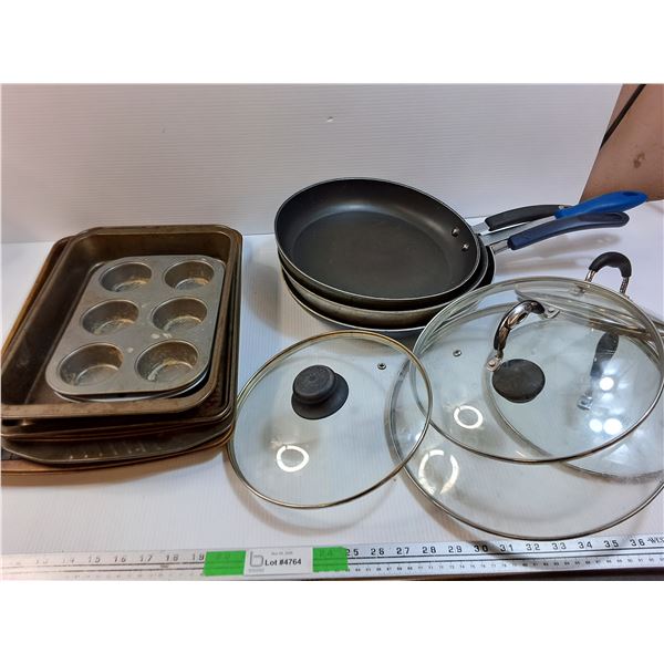 Kitchen Cookware/Bakeware , Teflon Fry Pans, Cookie Sheets- As Is - PICK UP