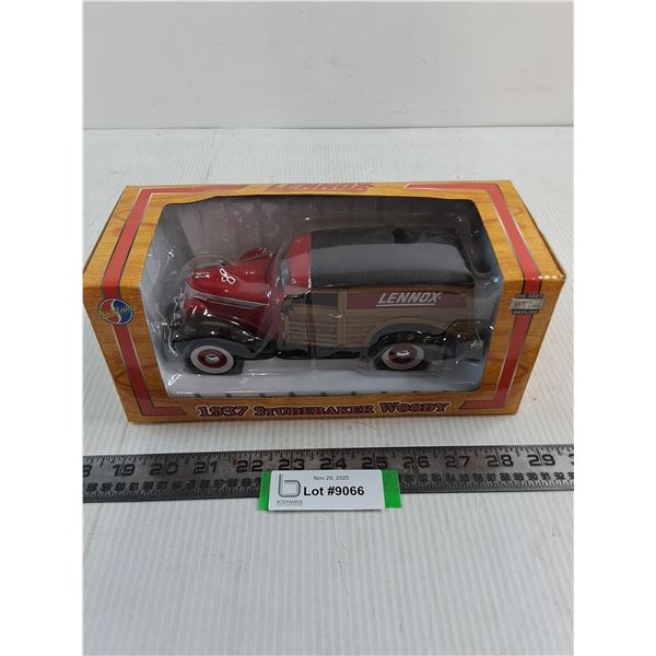 Lennox "Crown Jewels" In Box 1:24 Scale 1937 Studebaker Woody