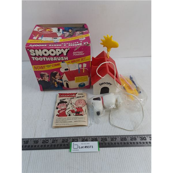 Vintage Snoopy Battery Powered Comb & Toothbrush - Appears Unused