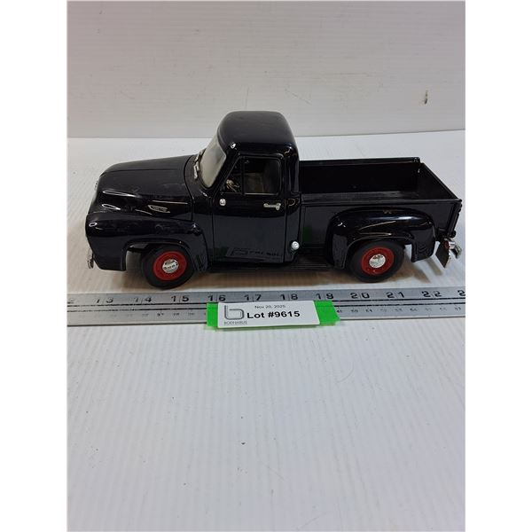 Die Cast Ford F-100 1953 - 1:18 Model Scale