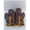 Image 2 : Vintage Pair of Everlast 14 oz. Boxing Gloves