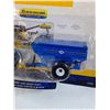 Image 3 : New Holland Die Cast Tractor & Grain Cart Set in Box - 1:64 Model Scale