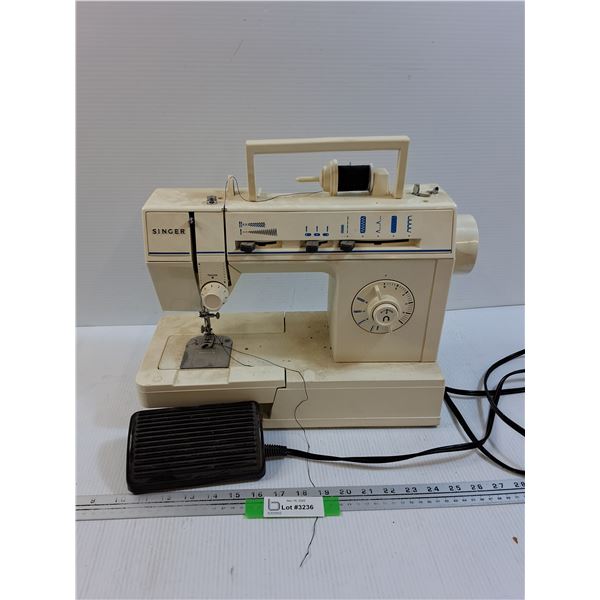 Singer Sewing Machine - Powers On - Model 4525 C - HEAVY< CANNOT SHIP