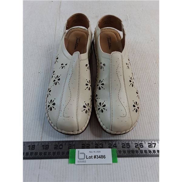 Pair of Tradition Size 10 Women's Sandals - Appears Unused