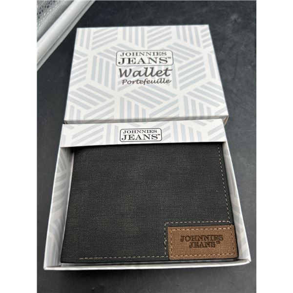 Johnnies Jeans Wallet With Cardholder Compartments in Black Fabric