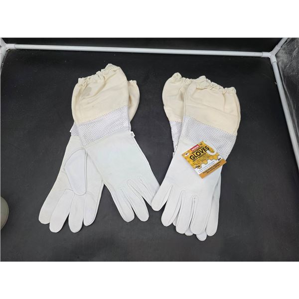 Lot of 2 – Size Medium, Little Giant  Beekeeping Gloves