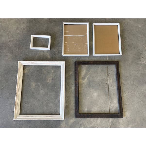 5 Wooden Frames in Assorted Sizes and Colors