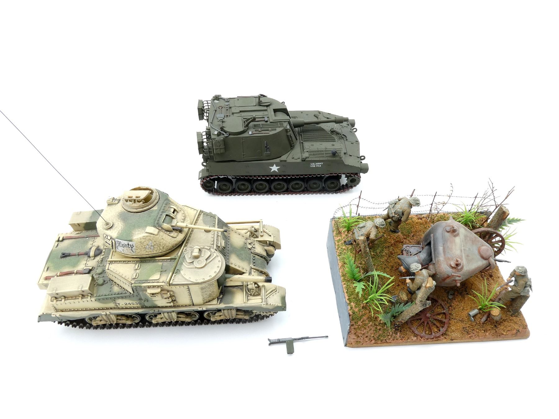 Model Tank Scene ASSORTED MILITARY MODEL TANKS AND SOLDIER FIGHT SCENE LOT