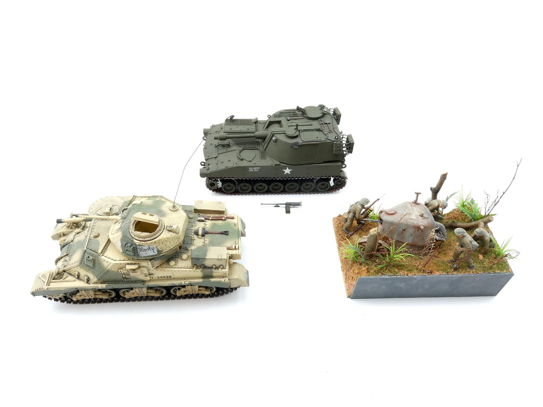 Model Tank Scene ASSORTED MILITARY MODEL TANKS AND SOLDIER FIGHT SCENE LOT - Switzer's ...