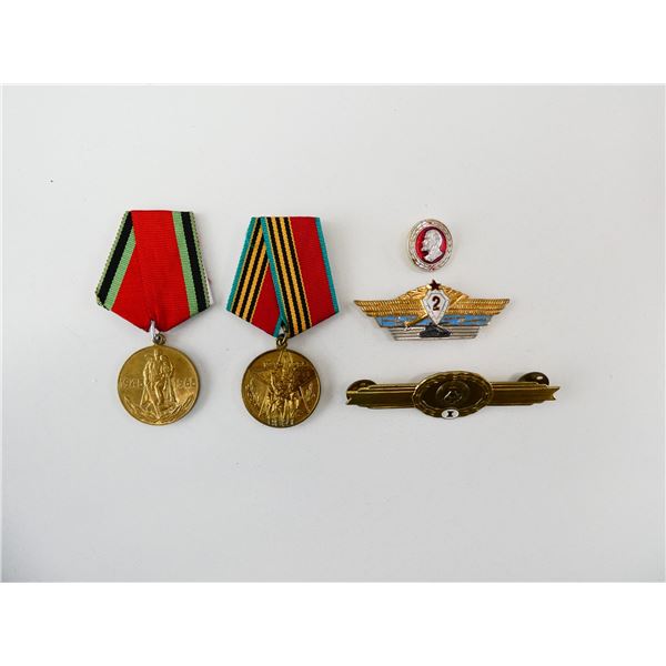 ASSORTED RUSSIAN / GERMAN MILITARY MEDAL / BADGE LOT