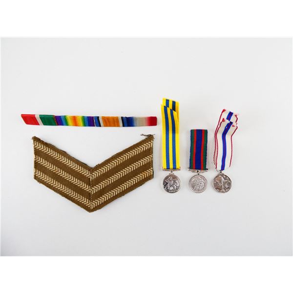 ASSORTED WWI / WWII / KOREA CANADIAN MEDALS, RIBBON BAR, ETC. LOT