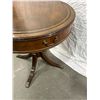 Image 6 : Round Claw Foot Table
