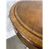 Image 8 : Round Claw Foot Table