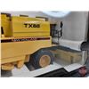 Image 3 : New Holland TX66 Combine : Collection Gold (ROS) (Scale 1:32) (Box Measures : 7"H x 15"W x 8-1/2"D)