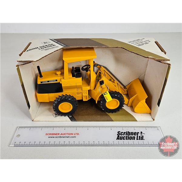John Deere Loader (ERTL) (Scale 1:16) (Box Measures : 6"H x 11"W x 5"D)