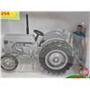 Image 4 : Siku Farmer Classic 3470 Ferguson TE (Scale 1:32) (Box Measures : 4"H x 6"W x 3"D)