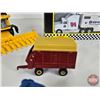 Image 6 : New Holland Farm Equipment & Tractor Trailer (Scale 1:64)
