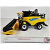 Image 8 : New Holland CR9080 Combine c/w Two Headers (ERTL) (Scale 1:32)