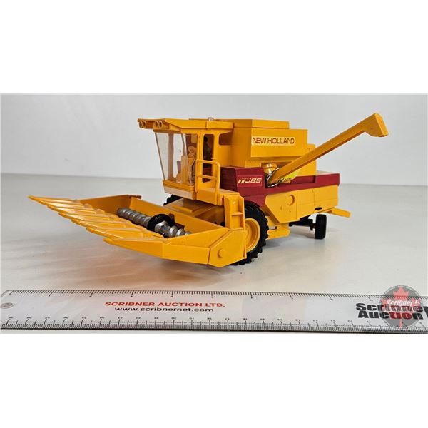New Holland TR85 Combine (Britains) (Plastic & Diecast) (Scale 1:32)