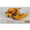 Image 4 : New Holland TR85 Combine (Britains) (Plastic & Diecast) (Scale 1:32)