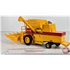 Image 7 : New Holland TR85 Combine (Britains) (Plastic & Diecast) (Scale 1:32)