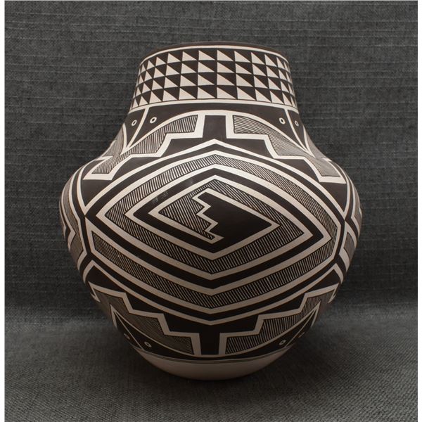 LAGUNA POTTERY JAR (MYRON SARRACINO)