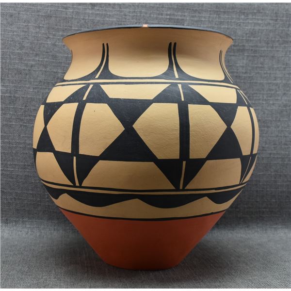 SANTO DOMINGO  POTTERY VASE ( ROBERT AGUILAR)