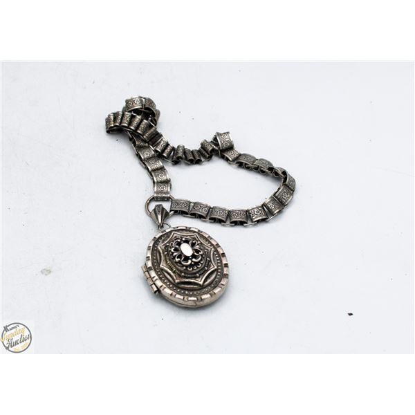 ANTIQUE NECKLACE WITH LARGE LOCKET