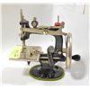 Image 1 : 1910 CHILDS SINGER SEWING MACHINE