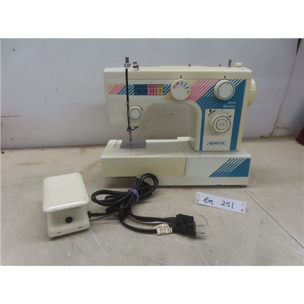 White Sewing Machine (Missing Foot / Needle)