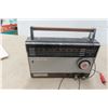 Image 4 : Voltage Tester / World Traveler Radio